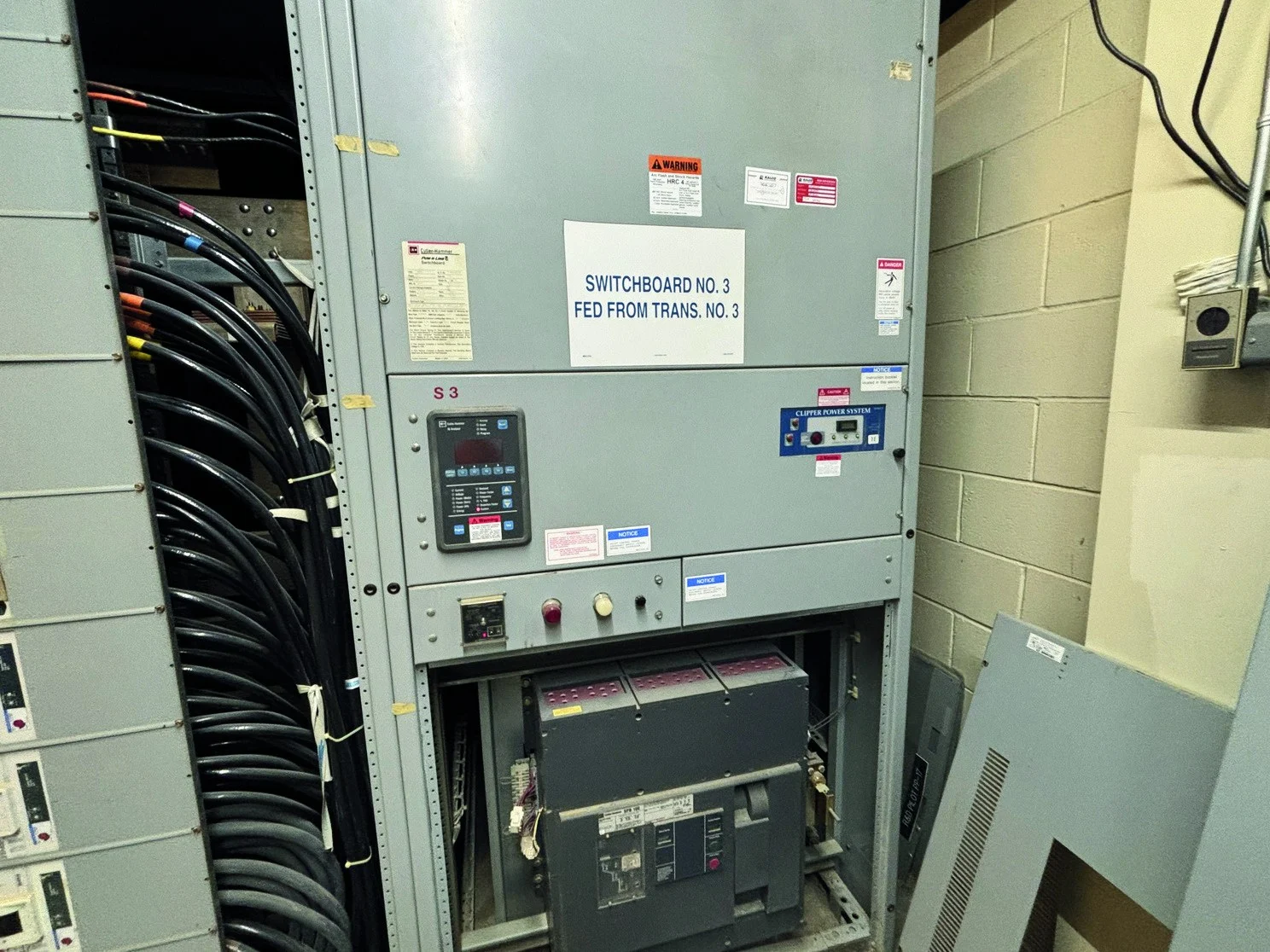 Failing 5,000A main breaker in bottom compartment of 480V switchboard
